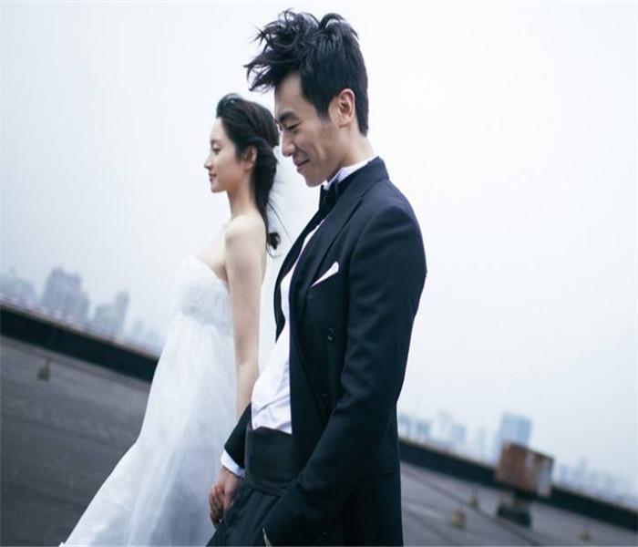 妹子试吃“双黄松花蛋”,里面是双黄的,这鸭蛋也太大了吧!问答网站-快速获取你想知道的答案